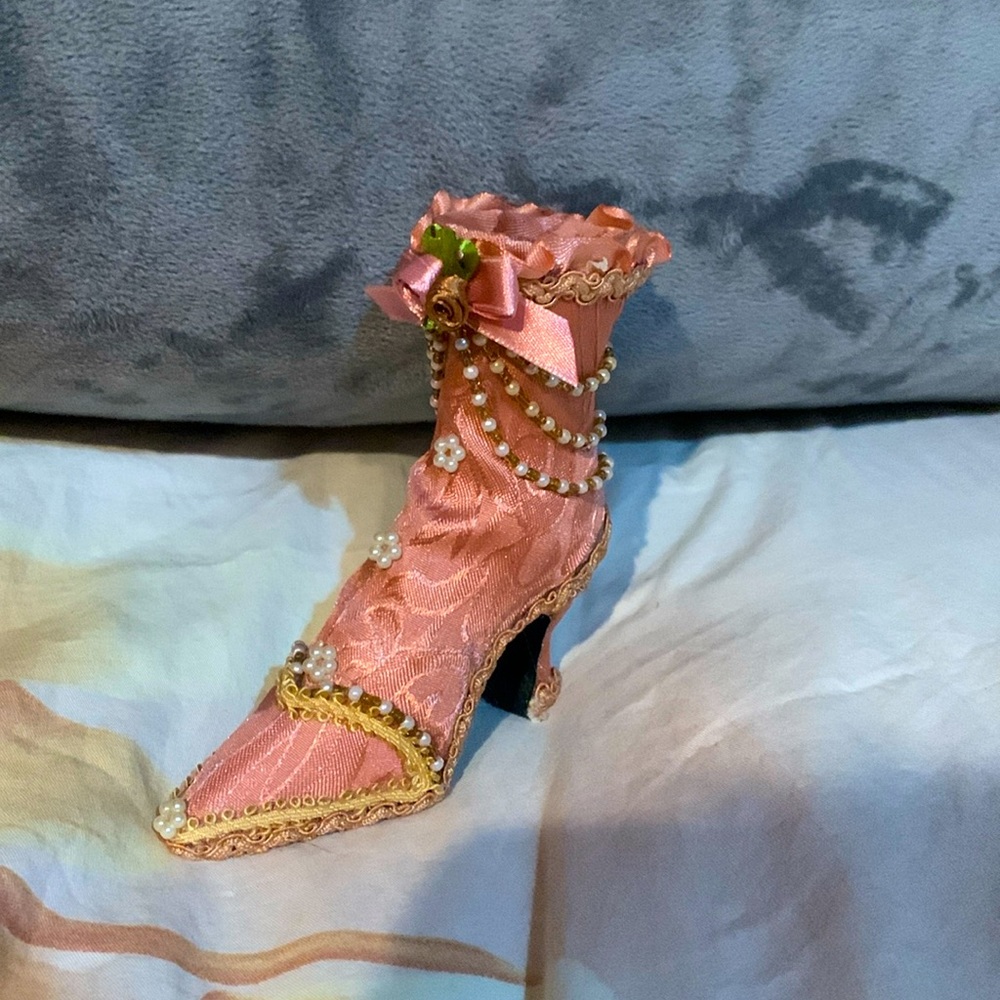 stunningly gorgeous vintage shoe collectable